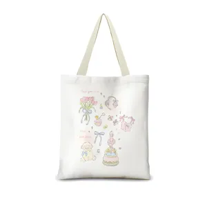 Détail de sac cabas en toile blanche avec de jolies illustrations dessinées et texte fin.