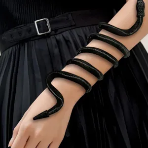 Primo piano del polsino da braccio a serpente a spirale nero in stile punk gotico dettagliato.