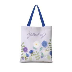 Vue rapprochée du sac cabas en toile avec imprimé floral aquarelle frais et texte de janvier.