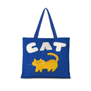 Primo piano della borsa in tela blu con stampa di gatto arancione e design di lettere.