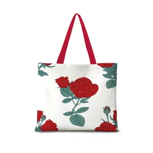 Nahaufnahme der Canvas-Tasche mit leuchtend roten Rosen und grünen Blättern Detail.