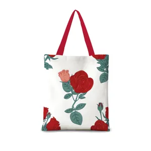Detailansicht der Tragetasche aus Leinen mit rotem Rosen Blumenmuster und roten Griffen.