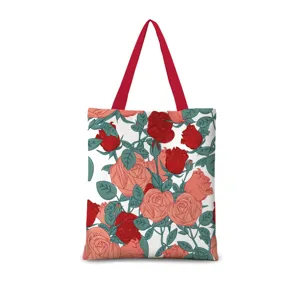Detailansicht der Canvas Tragetasche mit rotem Rosen Blumenmuster und roten Henkeln Alltag.