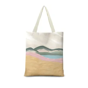 Gros plan détaillé du sac cabas en toile imprimé d'un paysage artistique avec des montagnes.