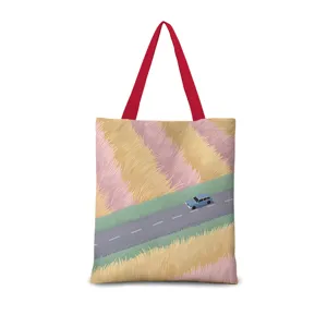 Sac cabas en toile vue detaillee avec illustration de paysage artistique et petite voiture bleue.