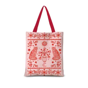Vue détaillée du sac cabas en toile rose avec un imprimé vintage rouge de tigres et fleurs.