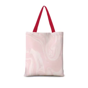 Vue détaillée du sac cabas en toile à motif marbre abstrait rose avec poignées rouges.