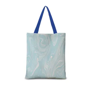 Détail d'impression marbrée sur sac cabas en toile bleue, sac à épaule décontracté.