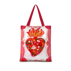 Vue détaillée du sac fourre-tout en toile avec illustration de cœur et anses rouges.