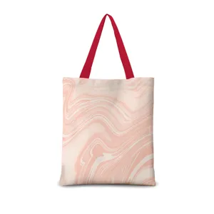 Sac cabas en toile à motif marbre rose vue détaillée avec bretelles rouges et design épuré.
