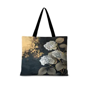 Gros plan sur le sac cabas en toile à motif d'hortensias noir et or style encre.