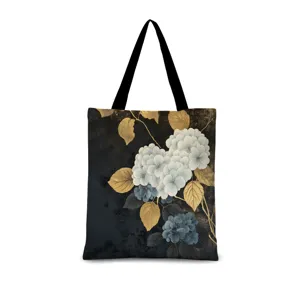 Vue détaillée du sac cabas en toile avec motif floral noir et or élégant, utilisation.