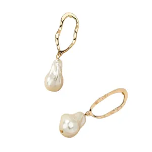 Boucles d'oreilles géométriques irrégulières dorées avec pendentif perle baroque principale.