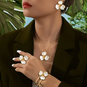Vista dettagliata dell'elegante set di gioielli floreali con collana, orecchini e bracciale.