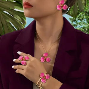 Set di gioielli di fiori in smalto rosa di lusso collana orecchini anello braccialetto