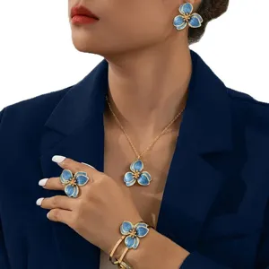 Lussuoso set di gioielli con fiori in smalto blu, orecchini, collana, bracciale e anello.