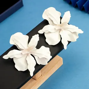 Boucles d'oreilles fleurs en laque plissée géométrique oversize pour soirées mode.
