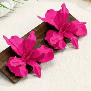 Boucles d'oreilles fleurs en metal rose vif, design plie geometrique pour fete et mode.