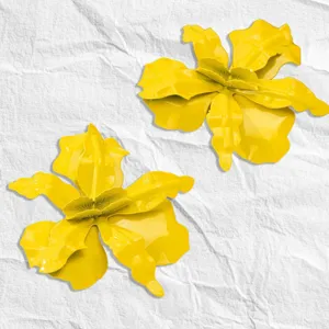 Grandes boucles d'oreilles fleurs laquées pliées géométriques, bijoux audacieux jaune vif.