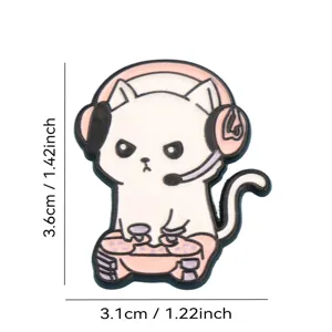 Gros plan détail du pin's émaillé chat gaming mignon avec casque et manette de jeu.