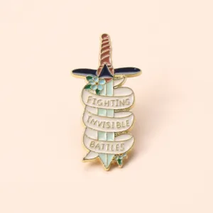 Close-up van een metalen geëmailleerde zwaard broche met een inspirerende linttekst.