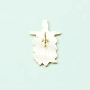 Gedetailleerd uitzicht op de achterkant van een vintage metalen emaillen zwaard broche.