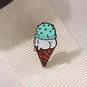 Niedliche Minze Eiscreme Emailliernadel Detailansicht, lustiges Metall Abzeichen für Rucksack.