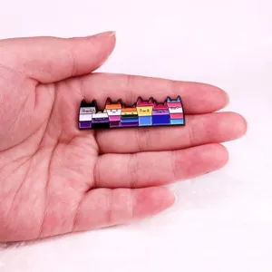 Gros plan détaillé d'un badge épinglette émaillé chat coloré, idéal pour sac à dos.