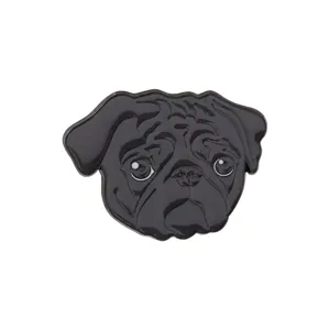 Gedetailleerde close-up van een schattige zwarte mops hond hoofd emaille speld badge metaal.