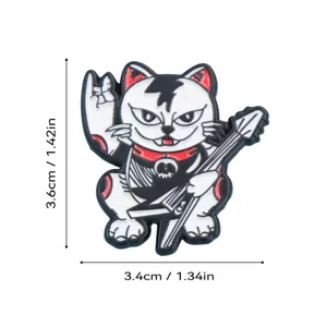Gros plan détail pin's métal chat rock, accessoire guitare style punk unique