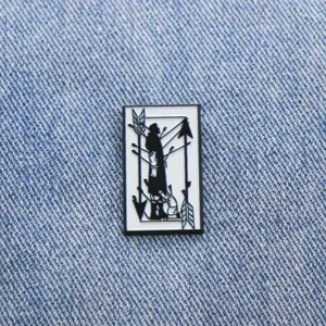 Zwart-witte tarotkaart metaal broche vintage badge emaille pin voor kleding en tassen.