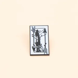 Zwart-witte tarot negen van zwaarden emaille speld, vintage mysterieuze metalen badge voor kleding tas.