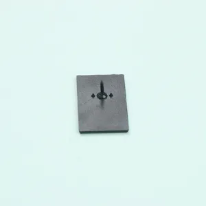 Detailweergave van de achterkant van de zwarte metalen broche met stevige pin en sluiting.