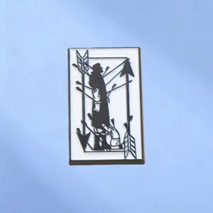 Vintage Zwart En Wit Tarotkaart Negen Van Zwaarden Broche Speld Legering Mysterieus Emaille Badge Voor Kleding Tas Sieraden Cadeau