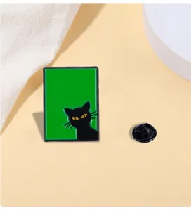 Spilla smaltata con gatto nero sfondo verde creativo carino distintivo per zaino