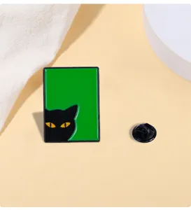 Spilla gatto nero smalto spilla sfondo verde creativo simpatico animale distintivo risvolto zaino