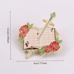 Geemailleerde metalen broche met boek zwaard en roos ontwerp, stijlvol academisch mode-accessoire.