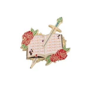 Creatieve geëmailleerde speld met open boek, zwaard en rode rozen, stijlvolle academische sieraden.