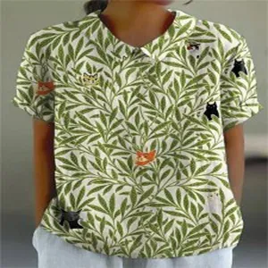 Detailaufnahme des Damen Kurzarmhemds mit vintage Blätter und niedlichen Katzen Muster.