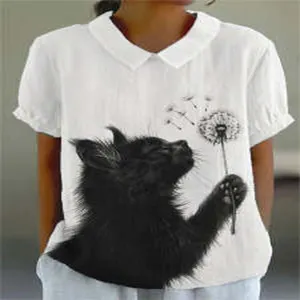 Nahaufnahme des weißen Damen Kurzarmhemdes mit kreativem schwarzer Katze Pusteblume Print.