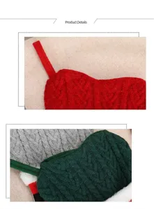Vue détaillée de chaussettes de Noël en tricot avec une texture torsadée et de jolies couleurs.