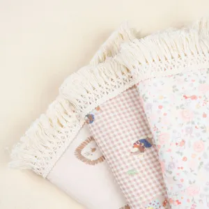 Doppelspurige Baumwoll-Gaze Babydecke Detail mit Häkelfransen und süßen Tiermotiven.