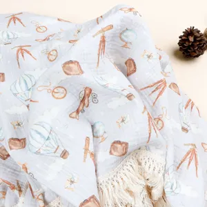 Detailaufnahme der doppellagigen Baumwoll-Musselin Babydecke mit Vintage-Reisemotiv.