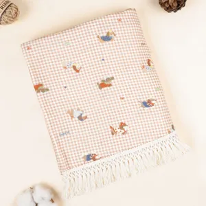 Doppelter Baumwollgaze Babydecke mit süßem Hundemuster und Fransen für Kinderwagen.