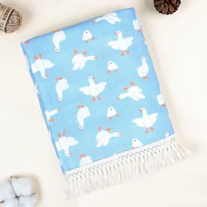 Doppelagige Baumwoll-Gaze Babydecke mit süßem Entenmuster und Fransen für den Sommerwagen.