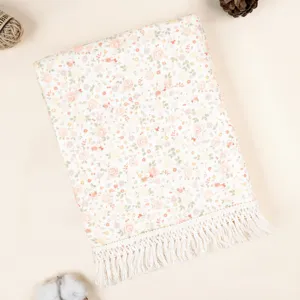 Weiche Baumwollgaze Babydecke mit schönem Blumenmuster und Fransen für den Kinderwagen.
