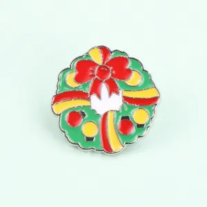 Spilla ghirlanda di Natale, spilla smaltata colorata con fiocco rosso, accessorio festivo.