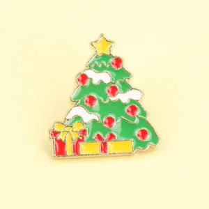 Spilla natalizia smaltata albero di Natale simpatico badge regalo festivo dettaglio