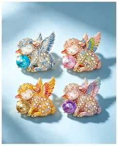 Vista detallada de exquisitos broches de oveja ángel de esmalte de cristal con brillantes.