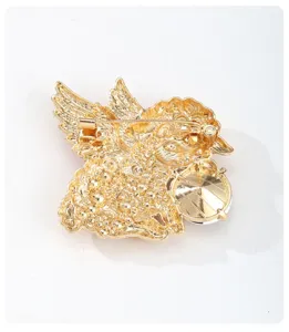 Vista detallada del broche de oveja ángel de metal dorado, cierre, accesorio de moda.